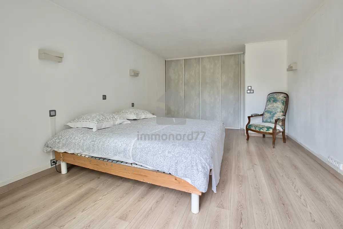 Chambre2 placard maison ville claye souilly 6aaaaedb805a1