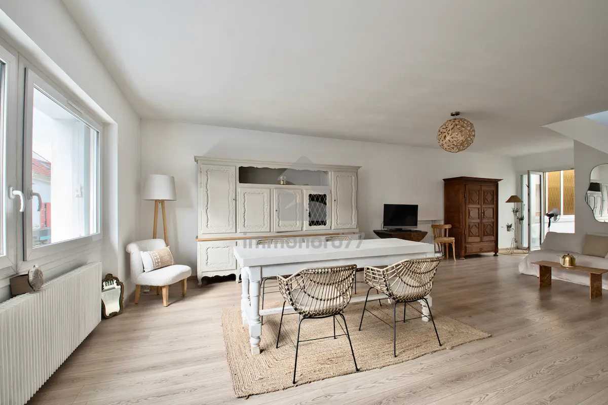 Table sejour maison ville claye souilly 6aaaaf637d74c
